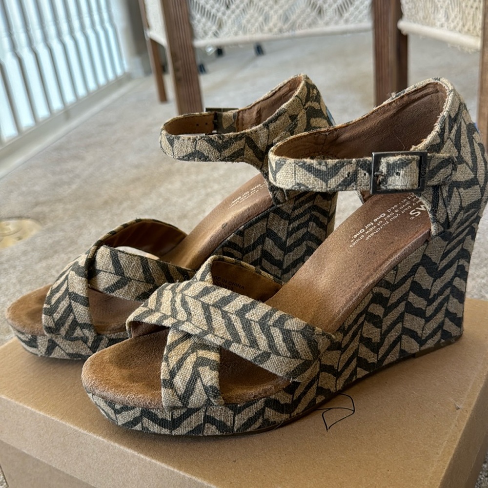 Toms Burlap Patterned Wedge Size 9